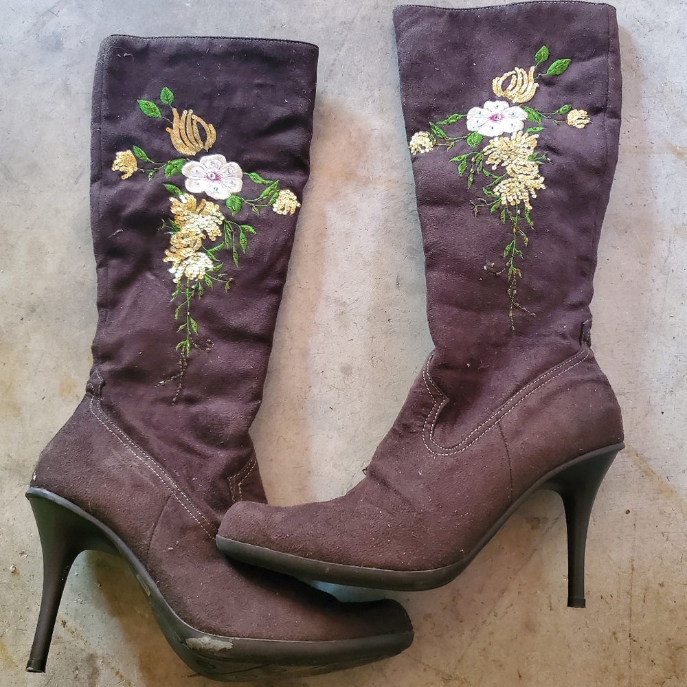 Brown brushed seude size 7 knee boots with heal